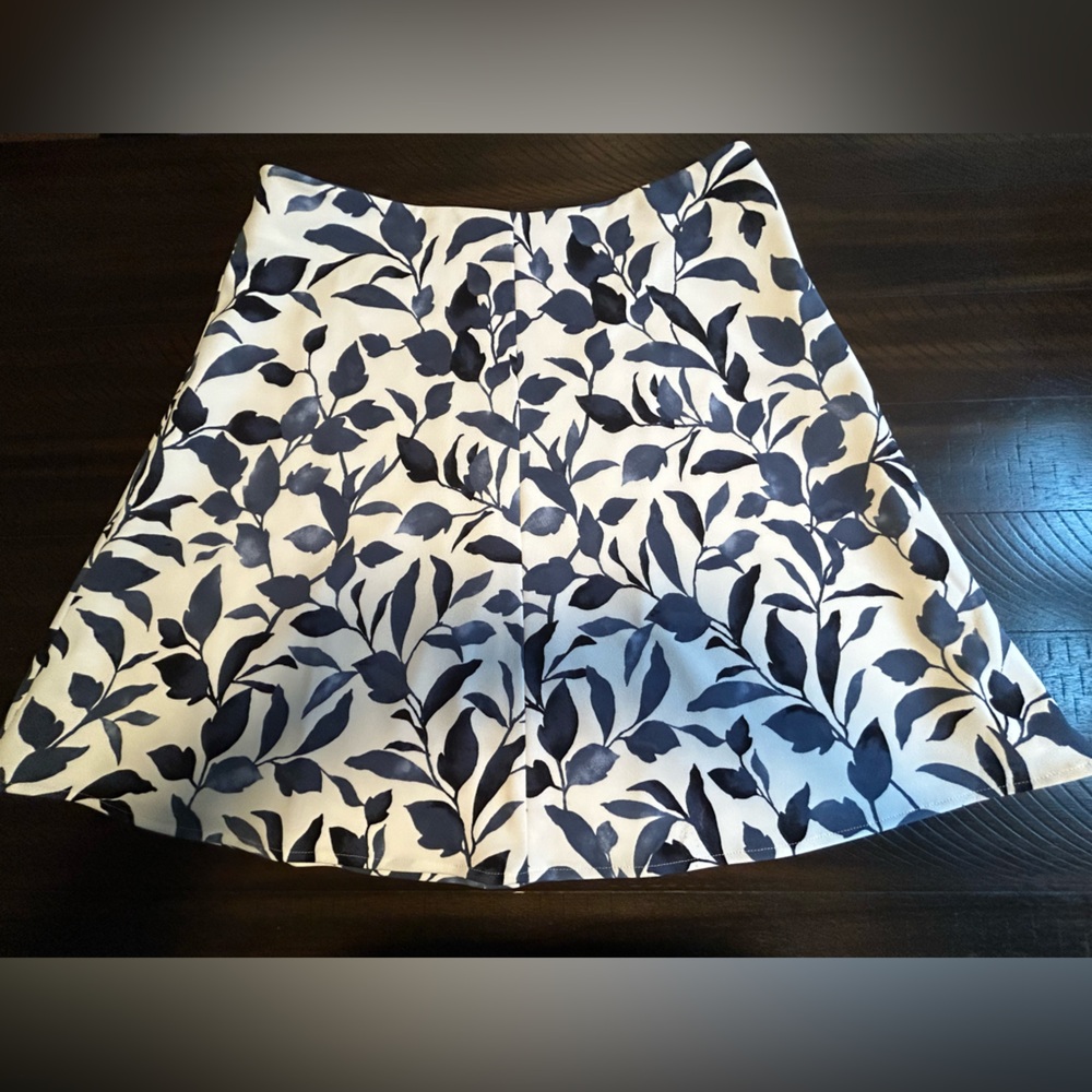 Nine West  A Line White/Blue Leaf Skirt   Size 12